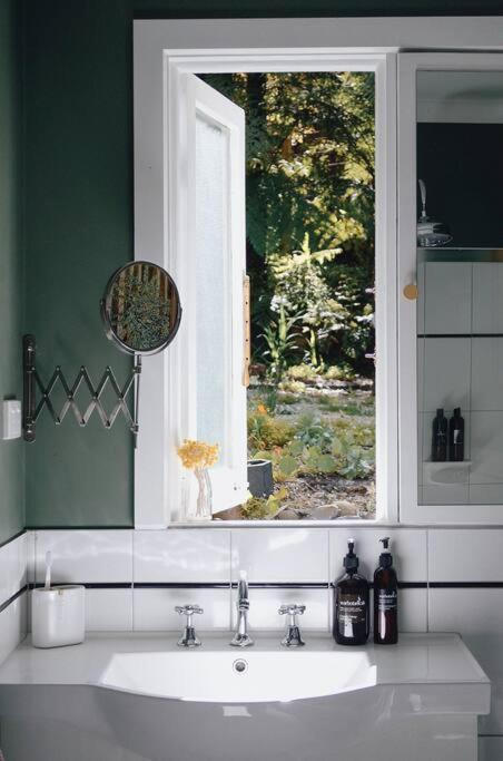 Harrys House Warburton - Peaceful Riverside Cottage In The Perfect Location Екстериор снимка