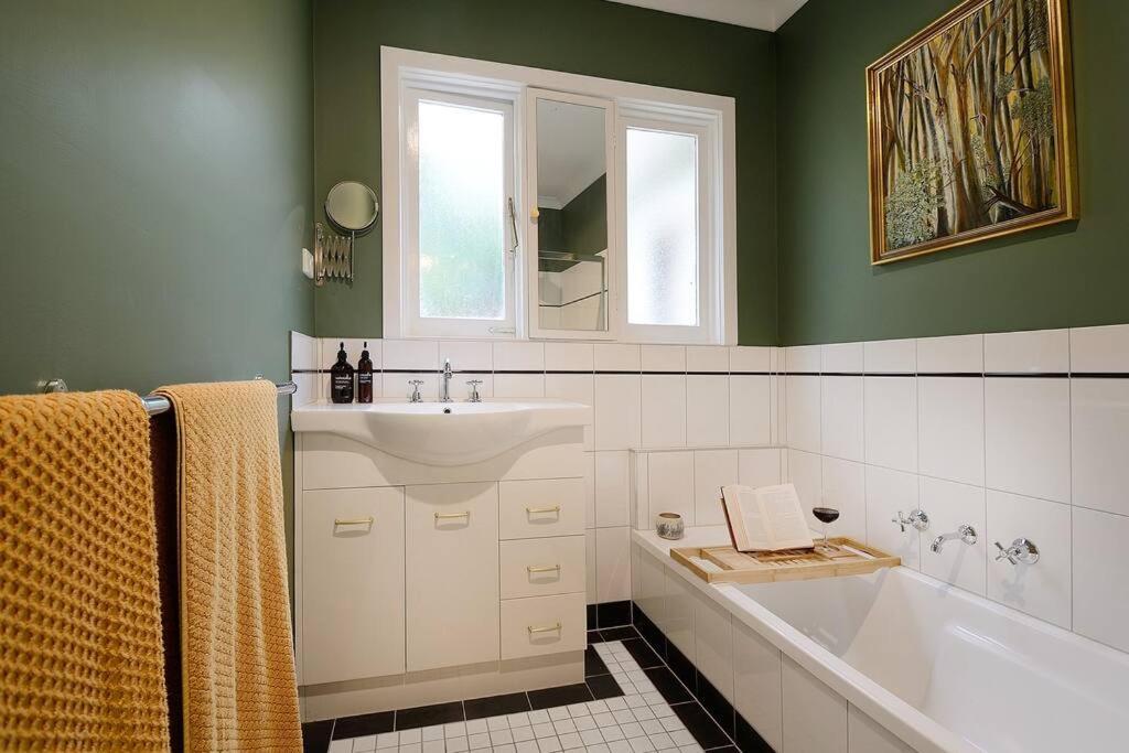 Harrys House Warburton - Peaceful Riverside Cottage In The Perfect Location Екстериор снимка